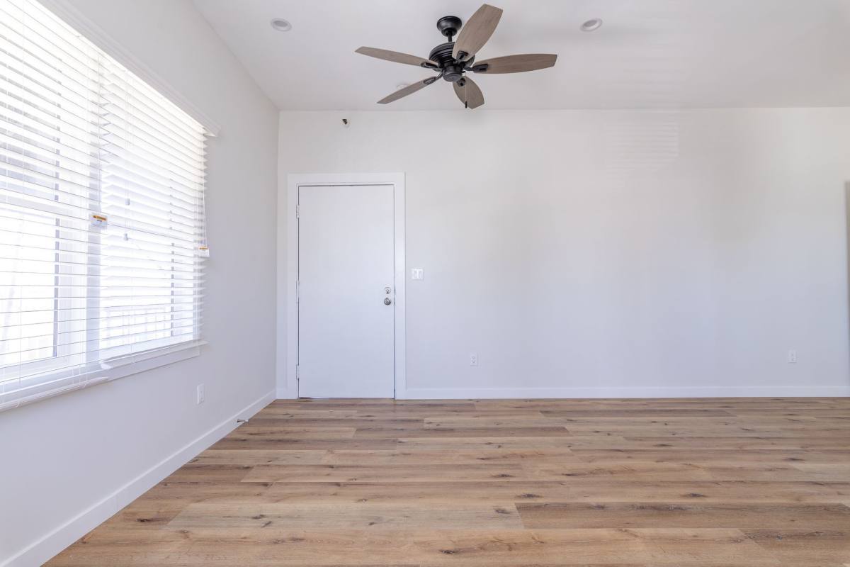 Apartment for rent at 915 S Kenmore Ave, Los Angeles, CA 90006