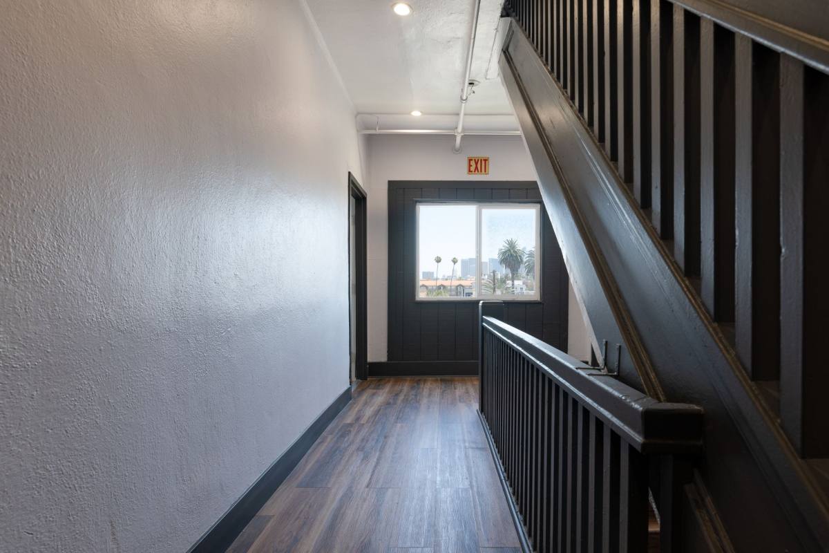 Apartment for rent at 915 S Kenmore Ave, Los Angeles, CA 90006