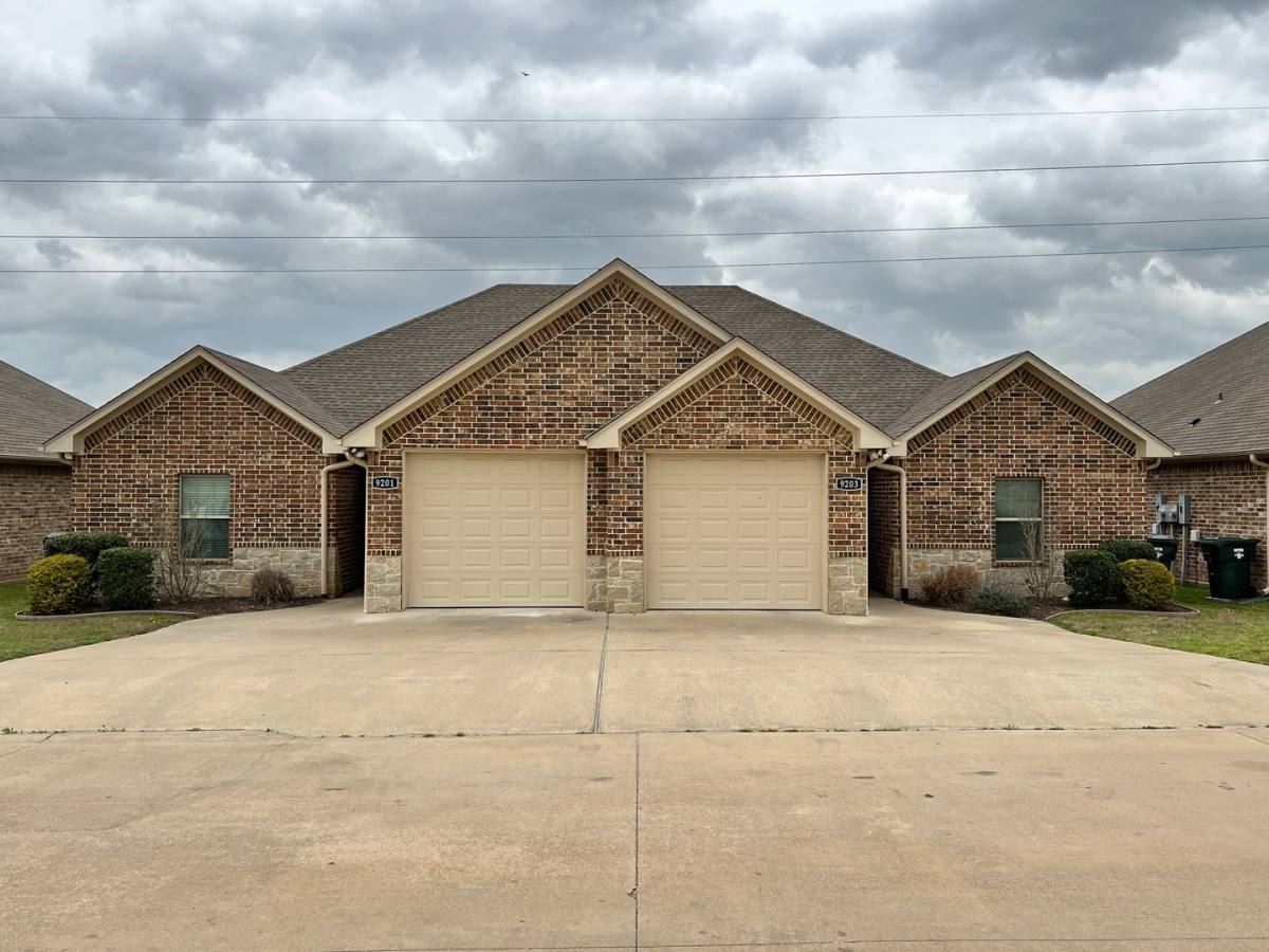 Townhouse for rent at 9100 Shadow Oak Dr, Tyler, TX 75707