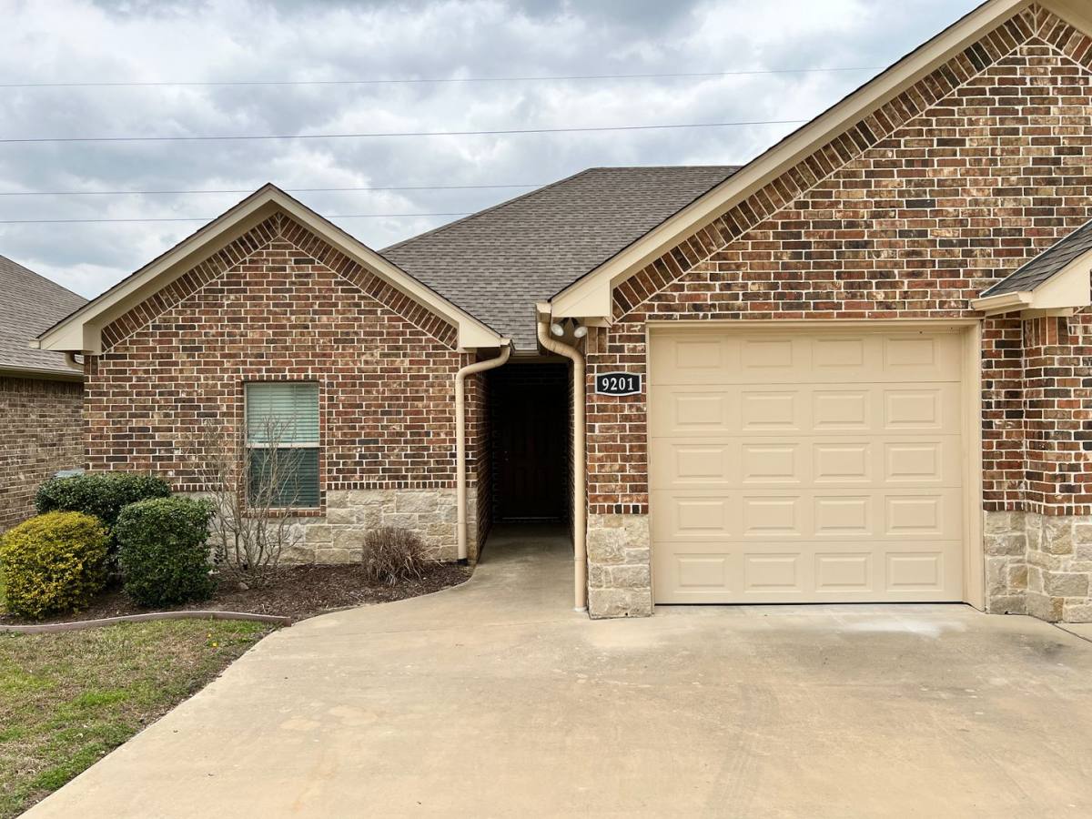 Townhouse for rent at 9100 Shadow Oak Dr, Tyler, TX 75707