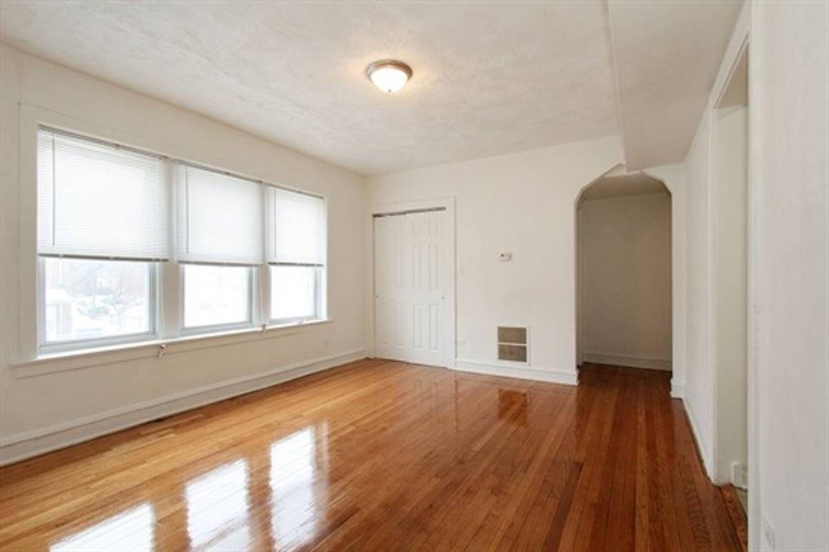 Apartment for rent at 7601 S Coles Ave, Chicago, IL 60649