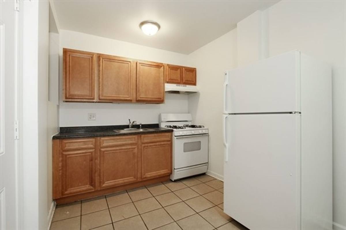 Apartment for rent at 7601 S Coles Ave, Chicago, IL 60649