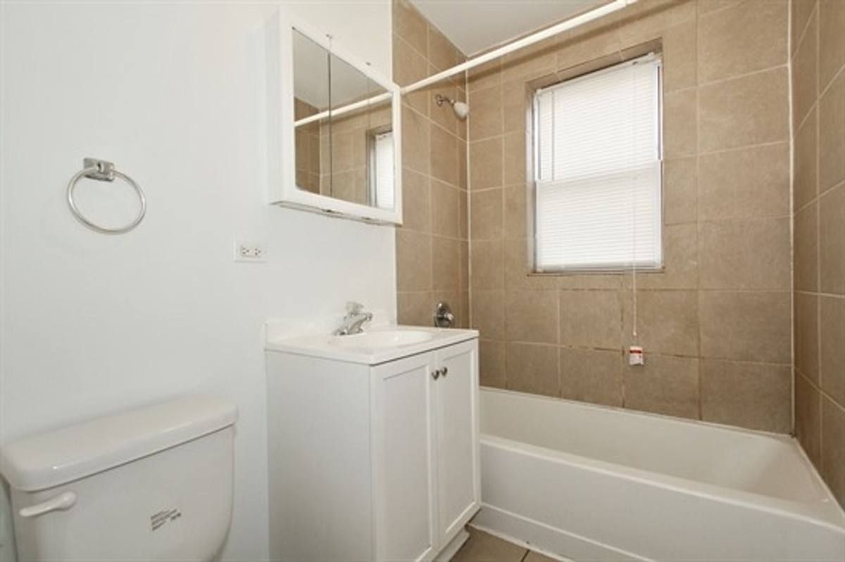 Apartment for rent at 7601 S Coles Ave, Chicago, IL 60649