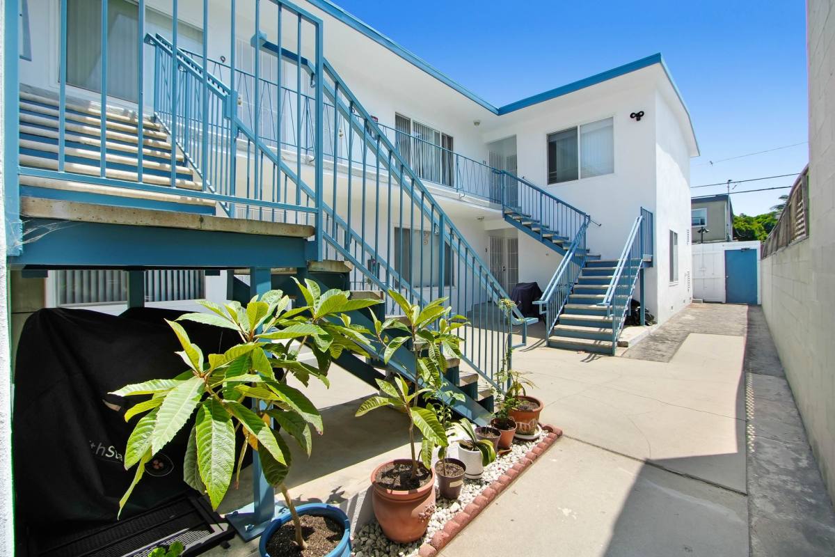 Apartment for rent at 1010 Pico Blvd, Santa Monica, CA 90405