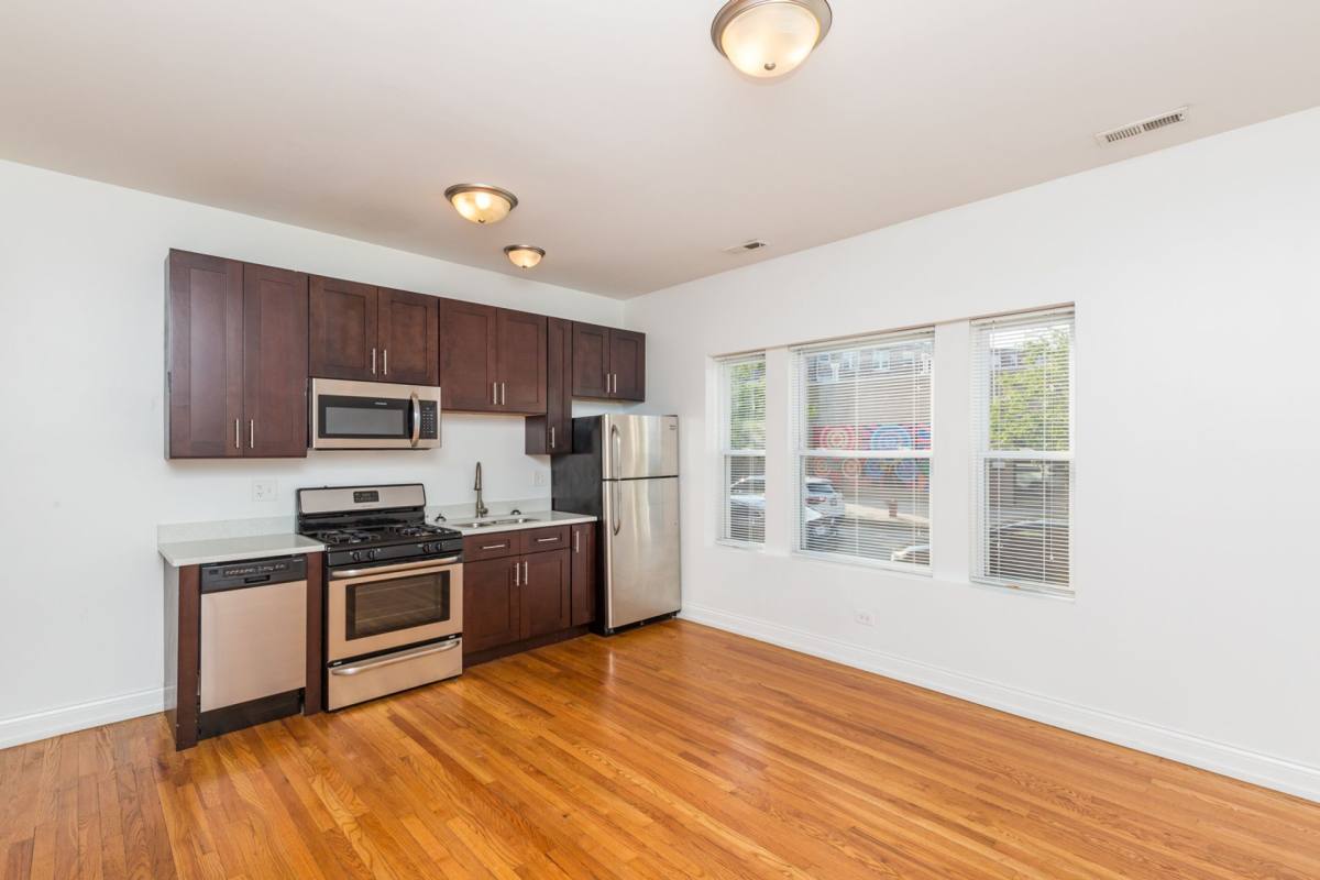 Apartment for rent at 4050 N Milwaukee Ave, Chicago, IL 60641