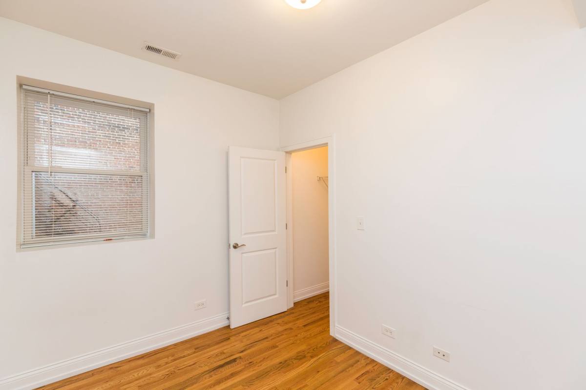 Apartment for rent at 4050 N Milwaukee Ave, Chicago, IL 60641