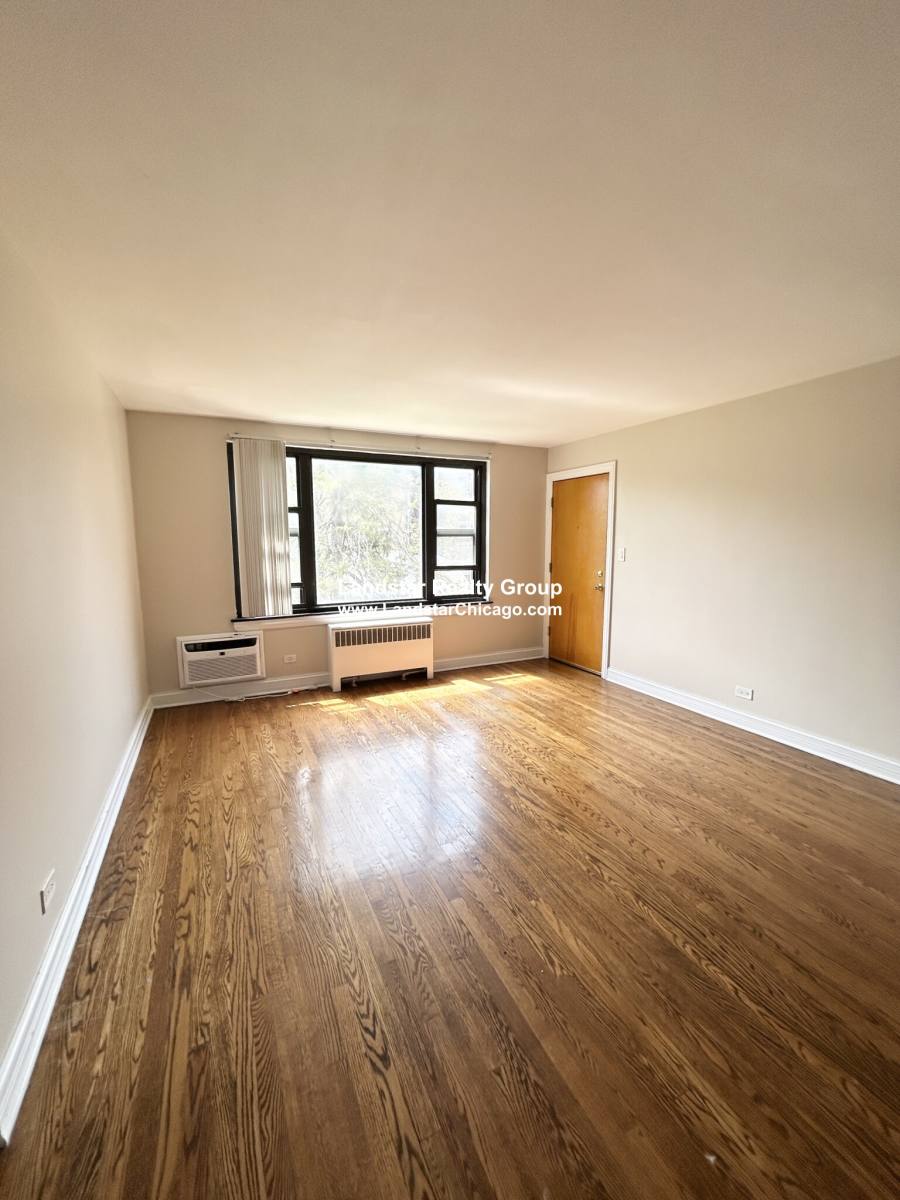 Apartment for rent at 73205 N Ridge #2E, Chicago, IL 60645