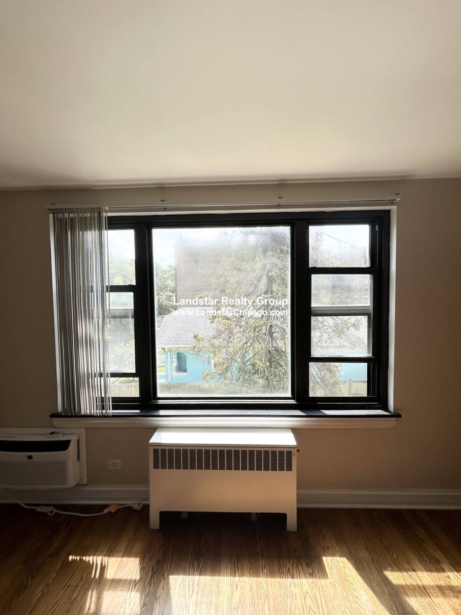 Apartment for rent at 73205 N Ridge #2E, Chicago, IL 60645