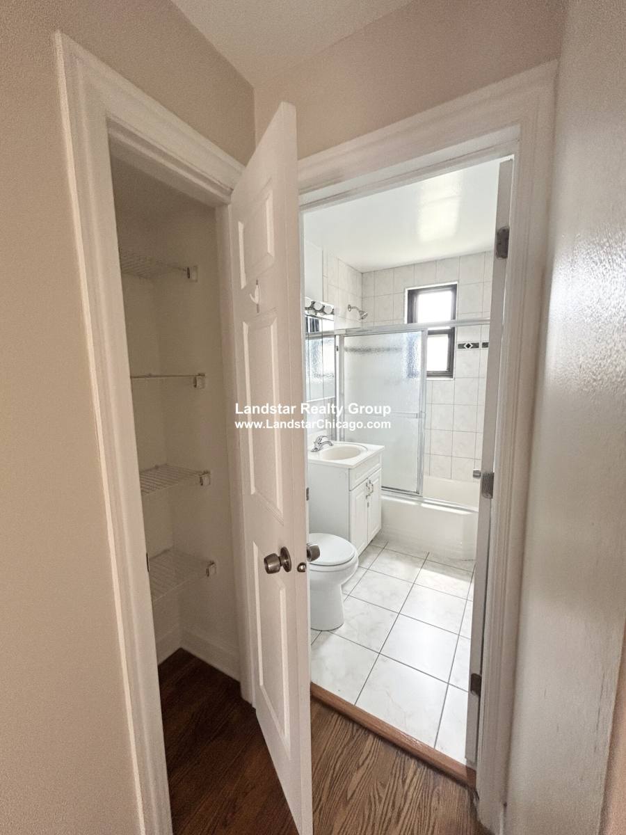 Apartment for rent at 73205 N Ridge #2E, Chicago, IL 60645