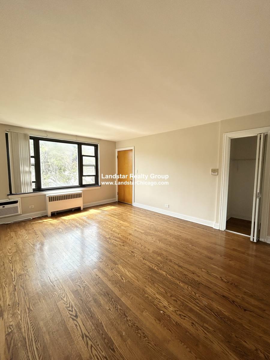 Apartment for rent at 73205 N Ridge #2E, Chicago, IL 60645
