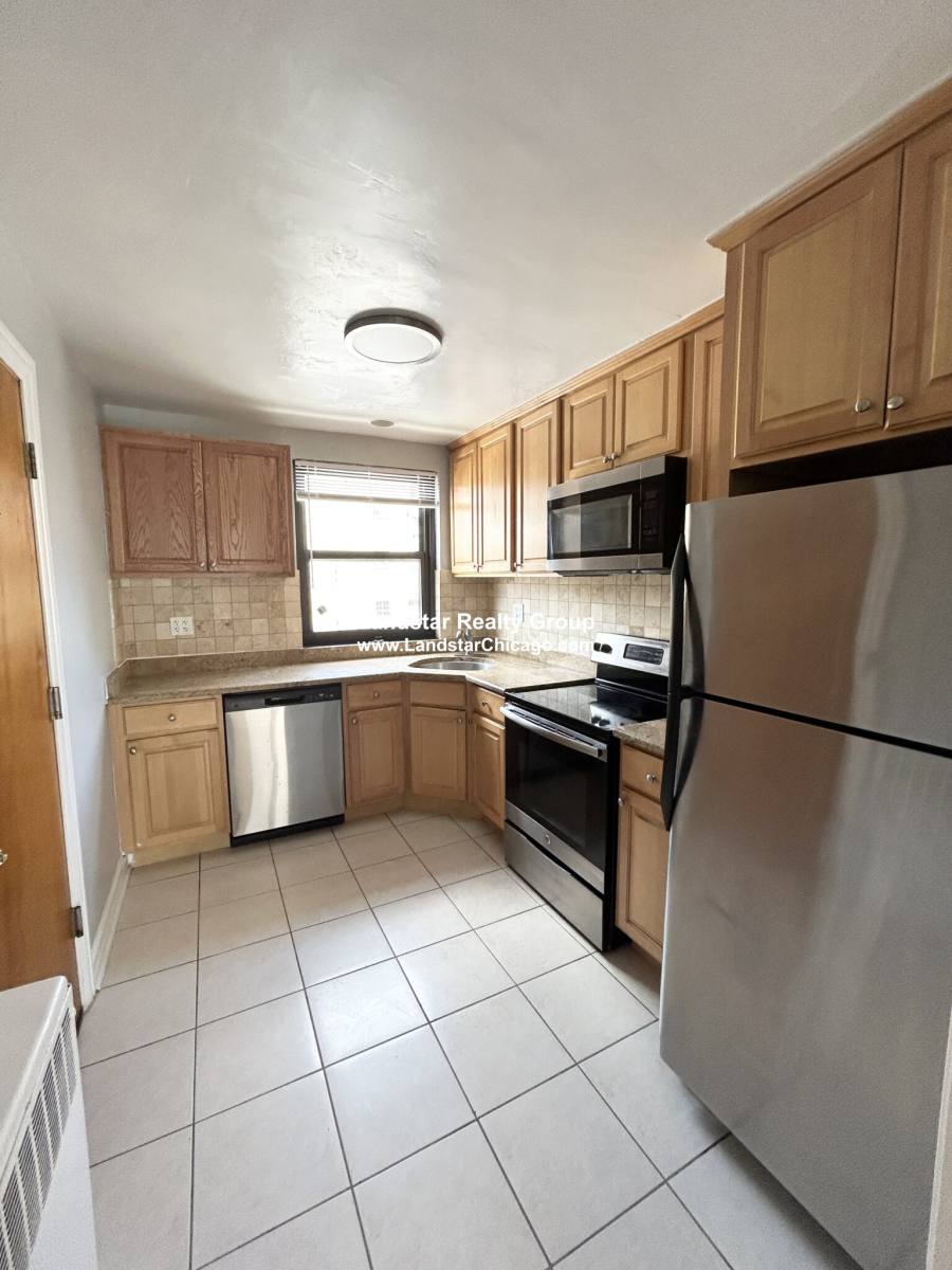 Apartment for rent at 73205 N Ridge #2E, Chicago, IL 60645