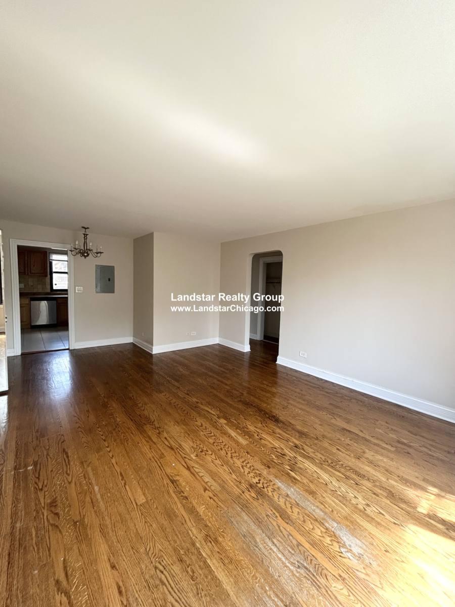 Apartment for rent at 73205 N Ridge #2E, Chicago, IL 60645