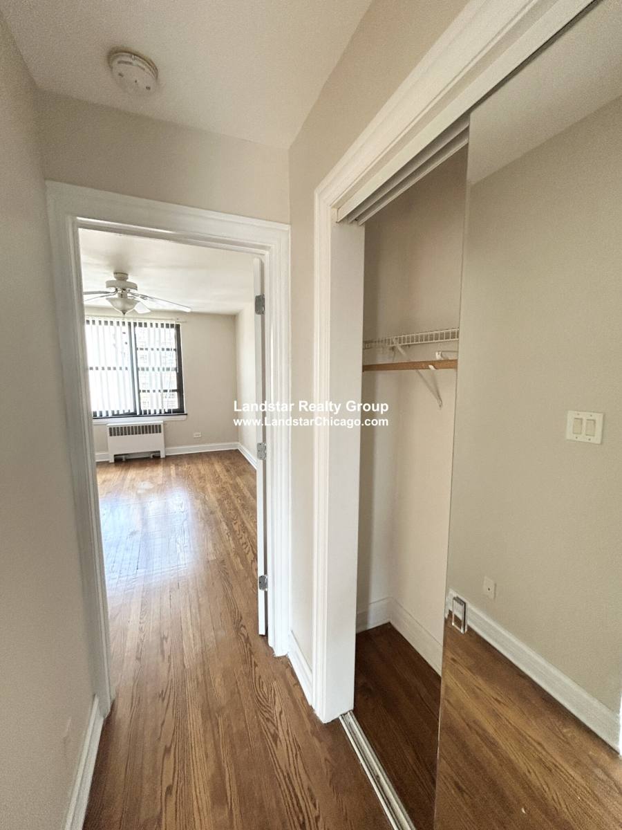 Apartment for rent at 73205 N Ridge #2E, Chicago, IL 60645