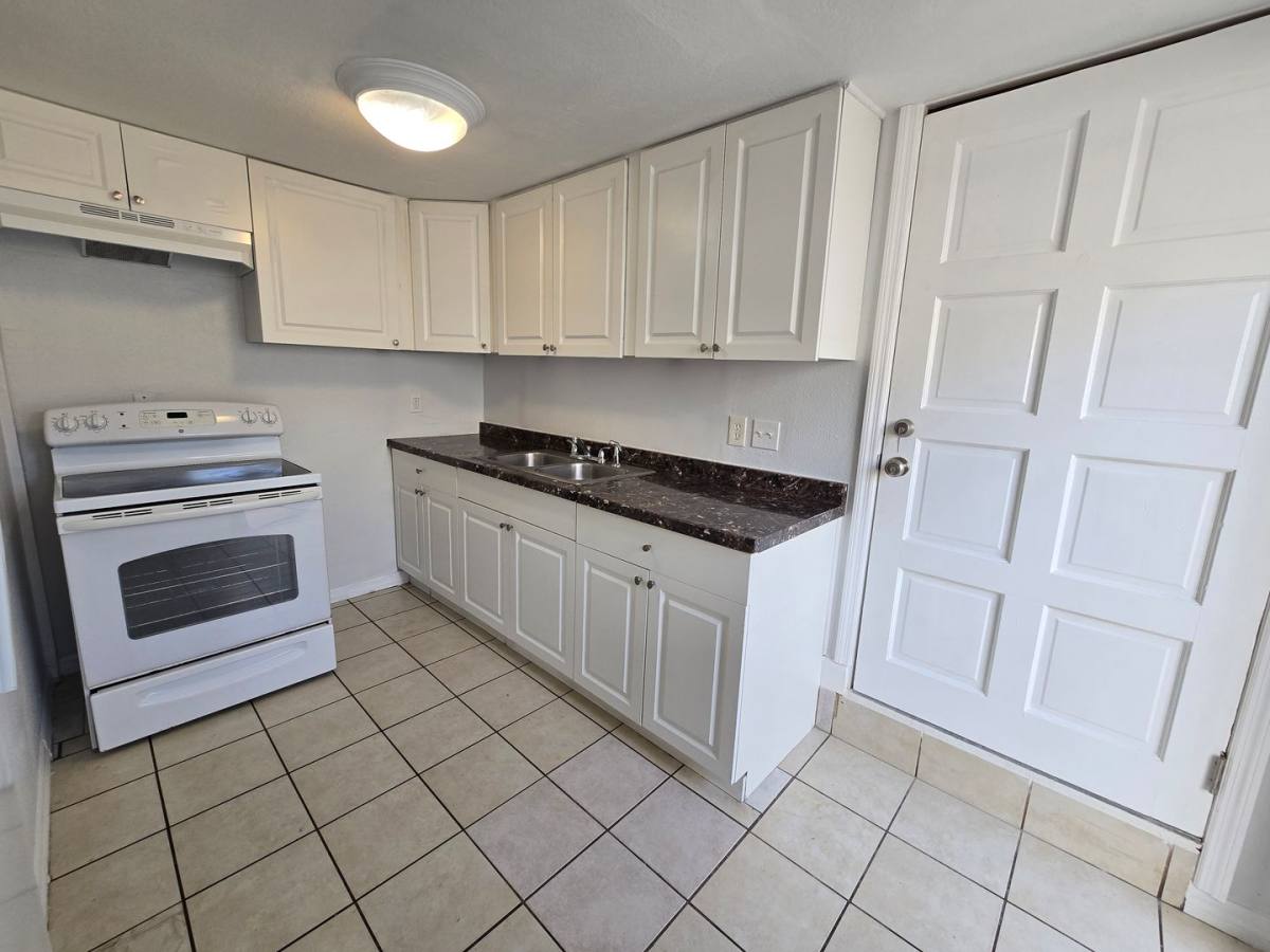 Apartment for rent at 824 S School Ave, Sarasota, FL 34237