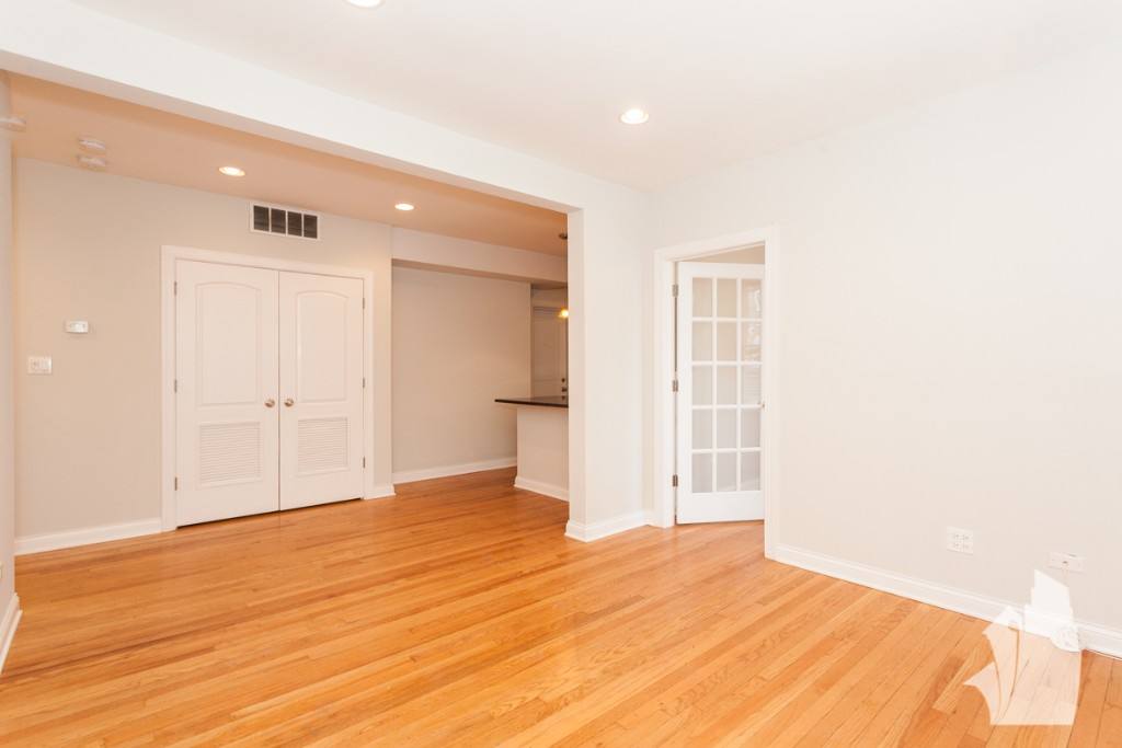 Apartment for rent at 1636 W Grace St #1, Chicago, IL 60613