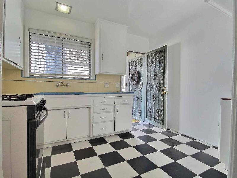 Apartment for rent at 4068 9th Ave, Los Angeles, CA 90008