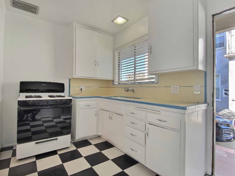 Apartment for rent at 4068 9th Ave, Los Angeles, CA 90008