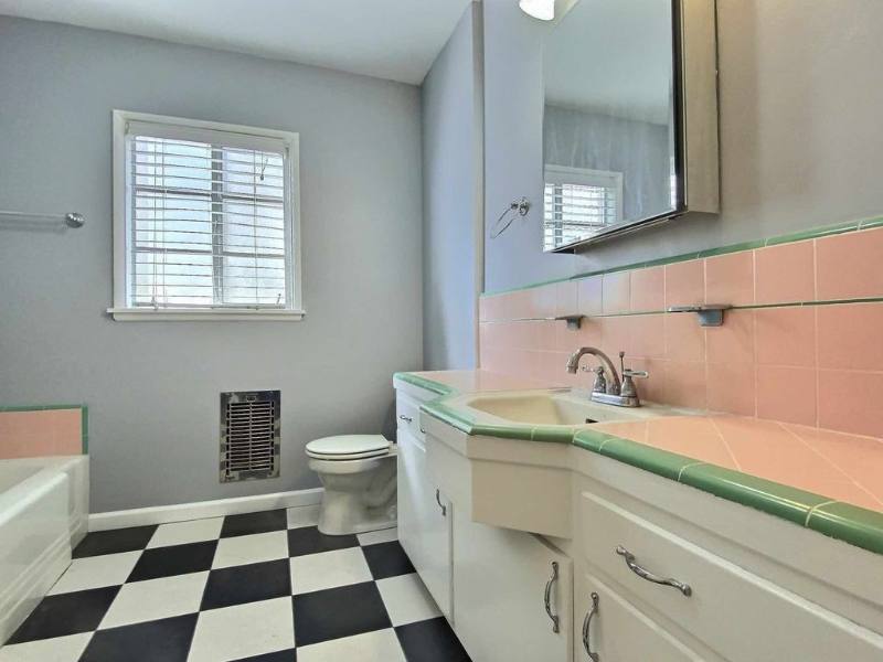 Apartment for rent at 4068 9th Ave, Los Angeles, CA 90008