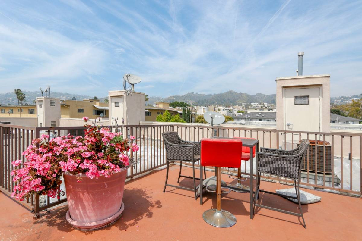 Apartment for rent at 1325 N Poinsettia Place, Los Angeles, CA 90046