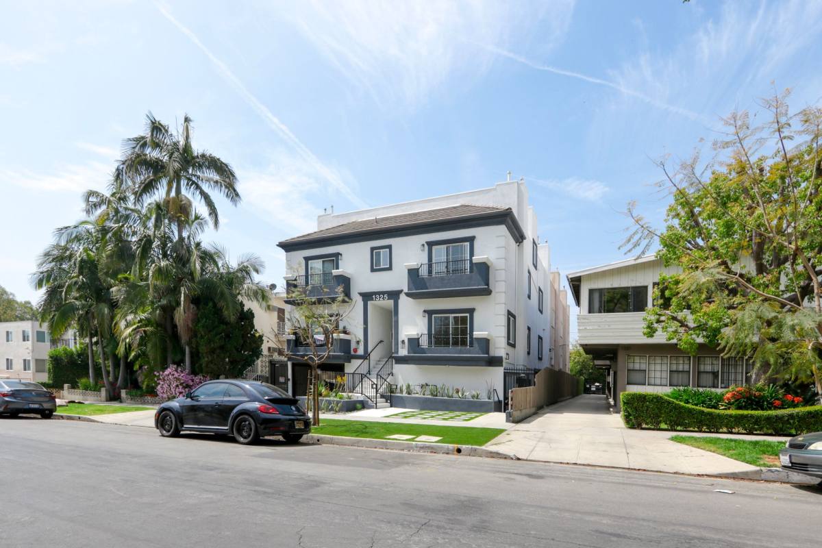 Apartment for rent at 1325 N Poinsettia Place, Los Angeles, CA 90046