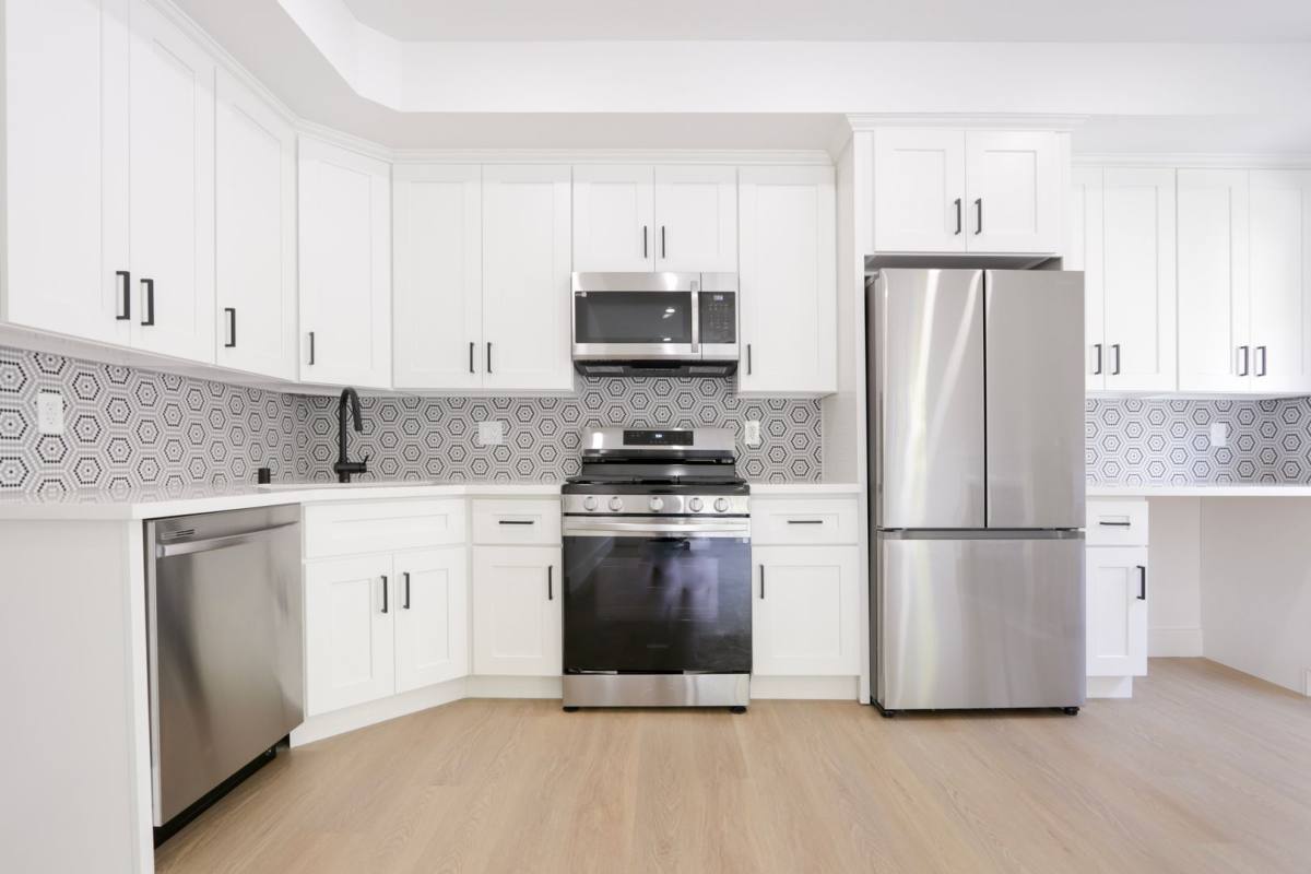 Apartment for rent at 1325 N Poinsettia Place, Los Angeles, CA 90046