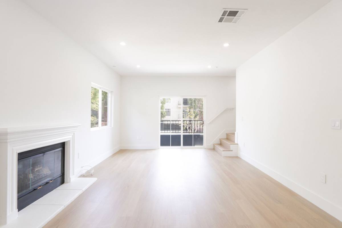 Apartment for rent at 1325 N Poinsettia Place, Los Angeles, CA 90046