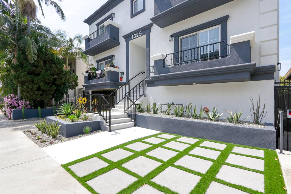 Apartment for rent at 1325 N Poinsettia Place, Los Angeles, CA 90046