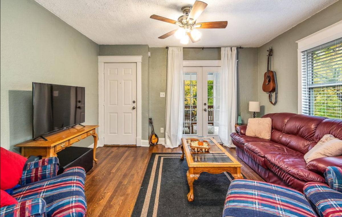 Apartment for rent at 2924-2926 Holmes St, Kansas City, MO 64109