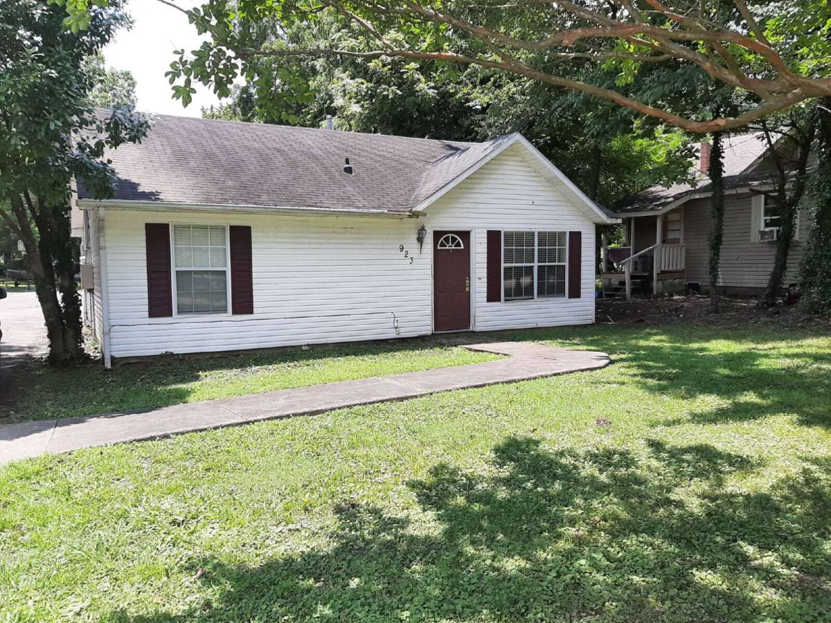 Apartment for rent at 923 W Oak #1, Jonesboro, AR 72401
