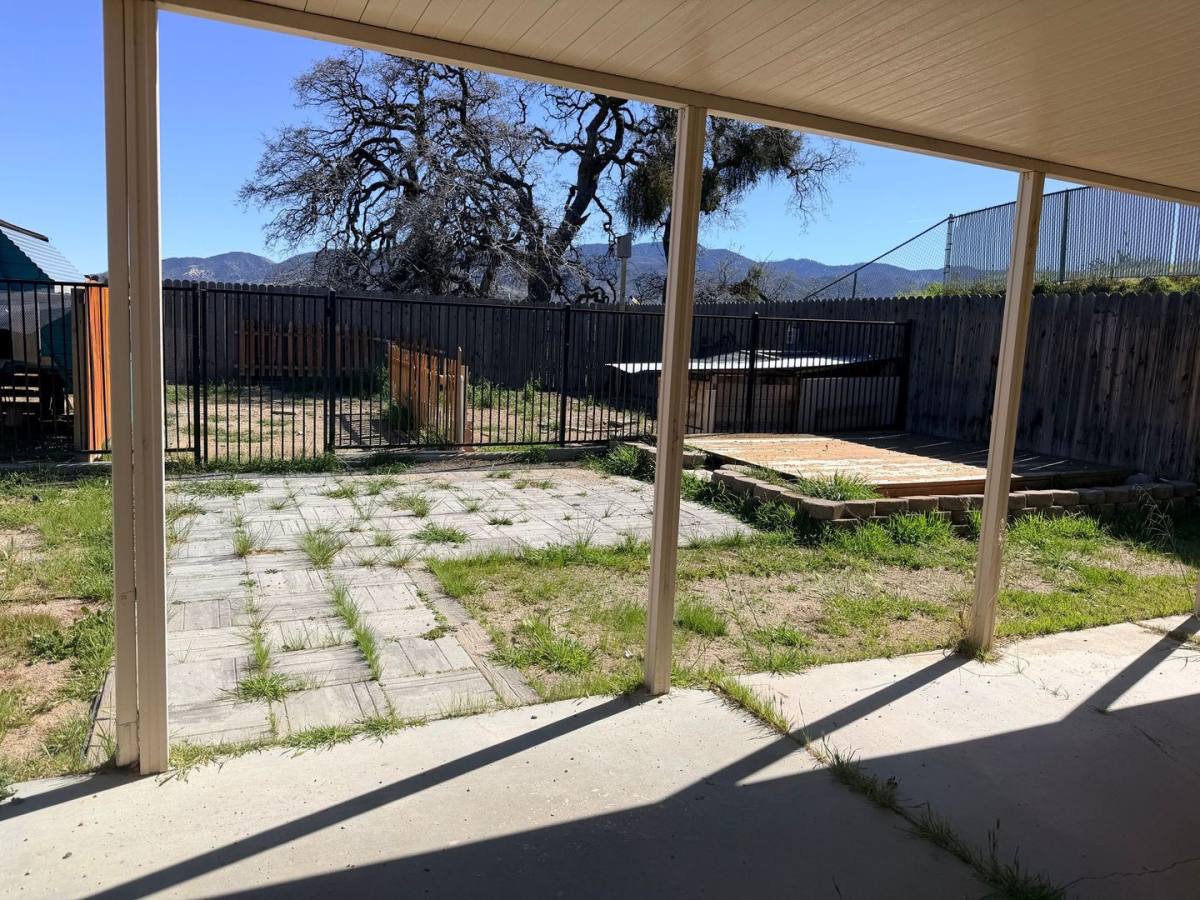House for rent at 22120 McCarthy Dr, Tehachapi, CA 93561