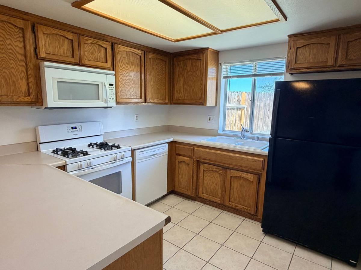House for rent at 22120 McCarthy Dr, Tehachapi, CA 93561