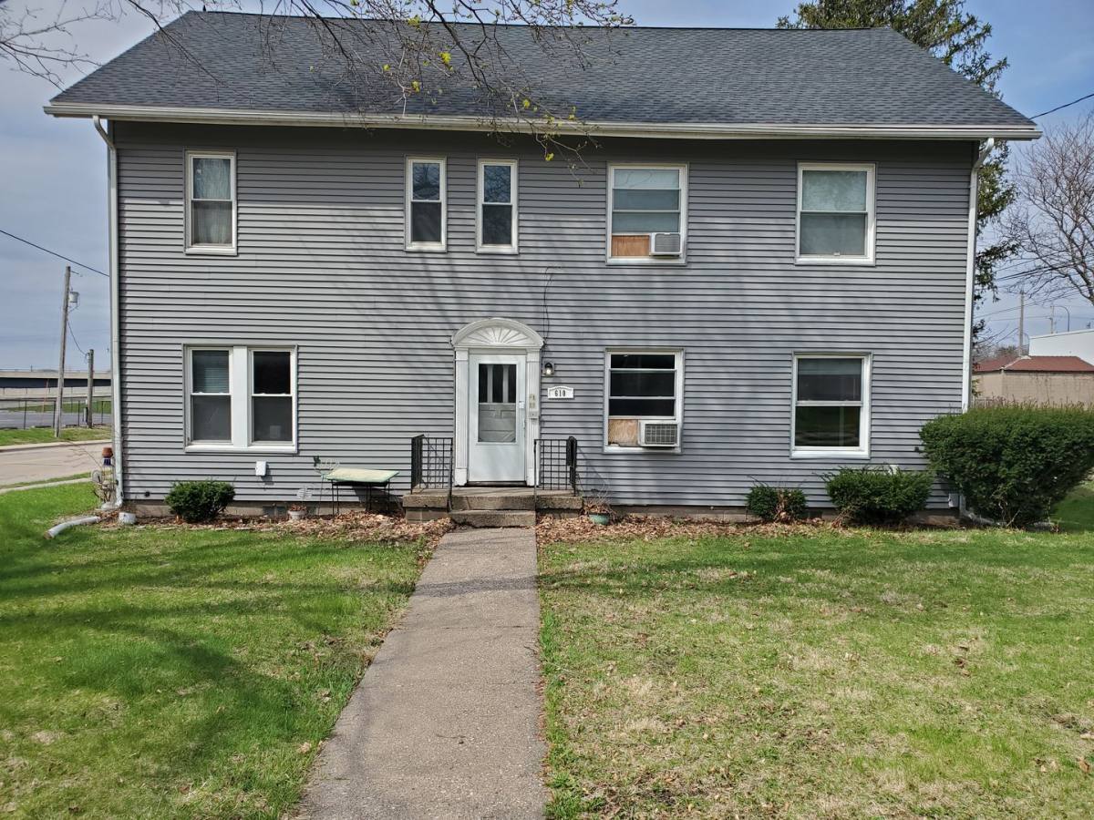 Apartment for rent at 610 15th St, Bettendorf, IA 52722