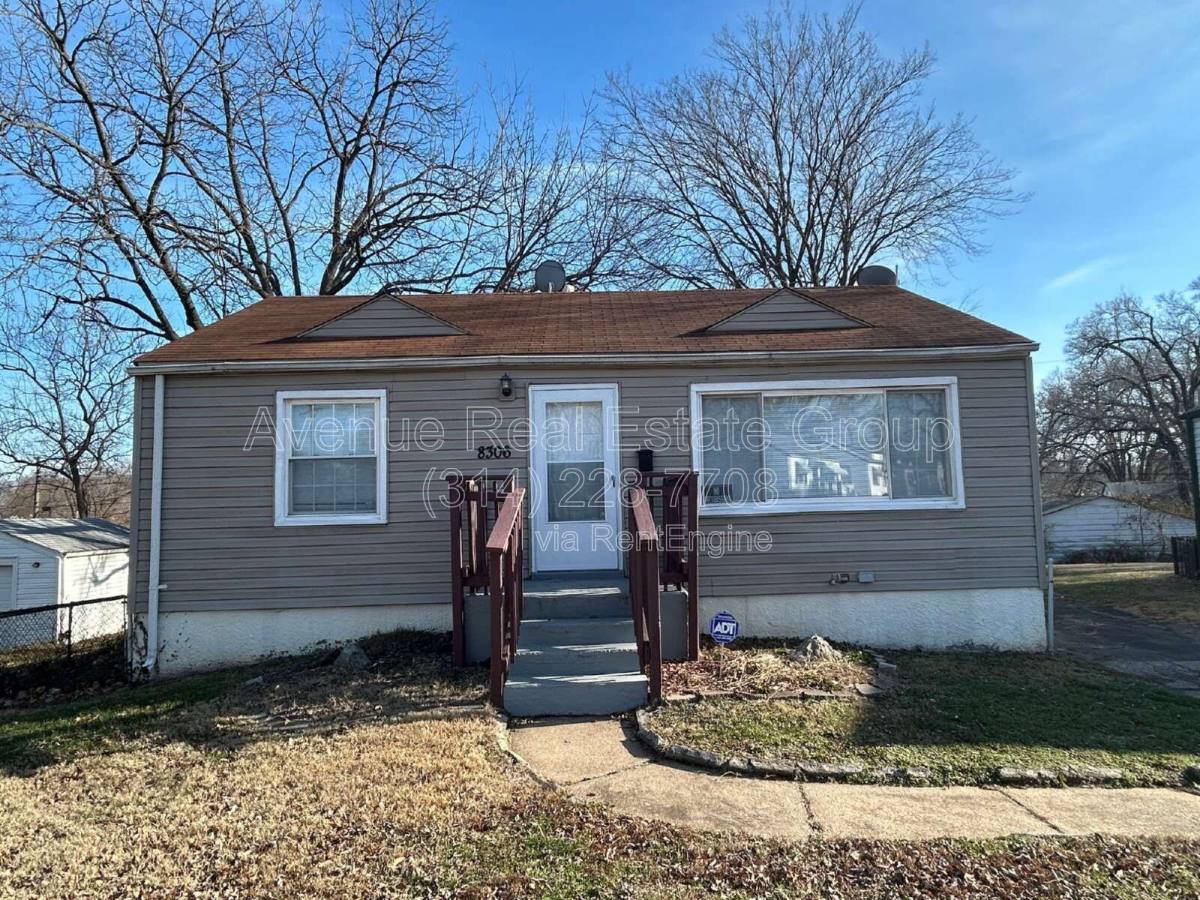 House for rent at 8306 Whitewater Dr, Saint Louis, MO 63134