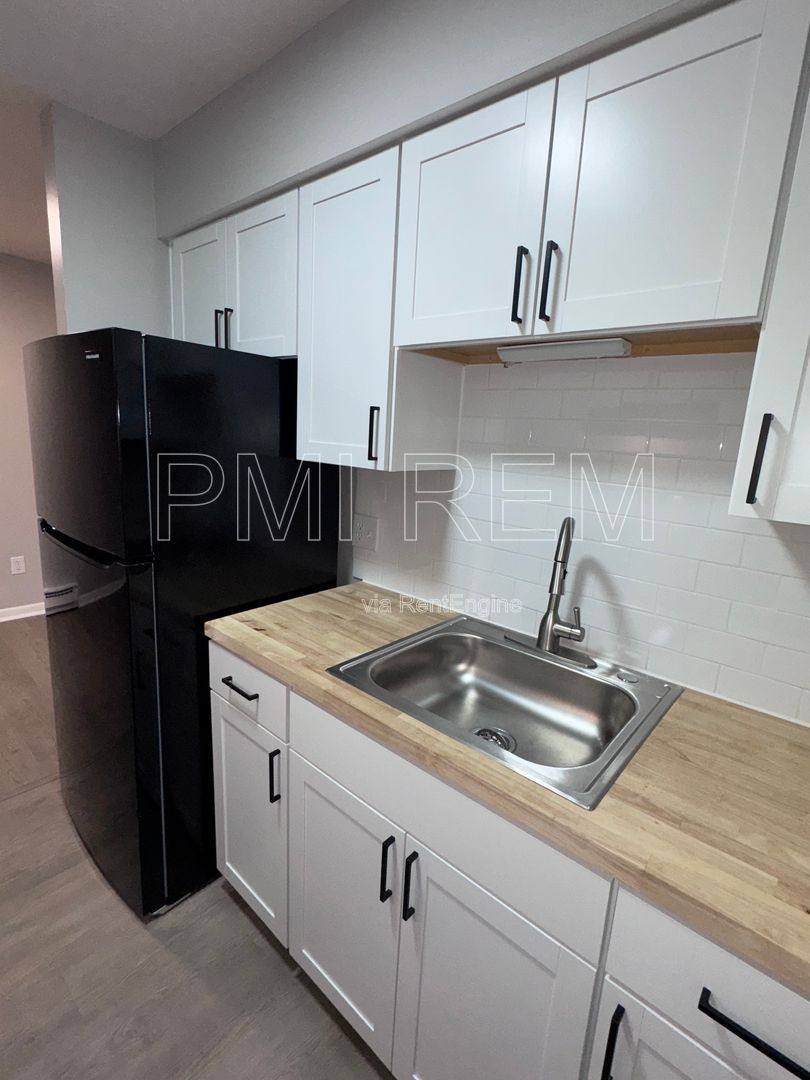 Apartment for rent at 2046 W Market St, Akron, OH 44313