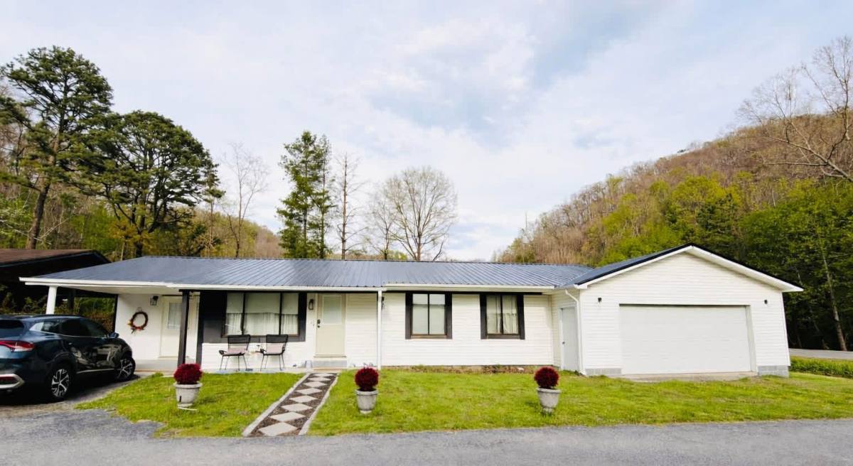 House for rent at 10893 Bent Branch Rd, Pikeville, KY 41501