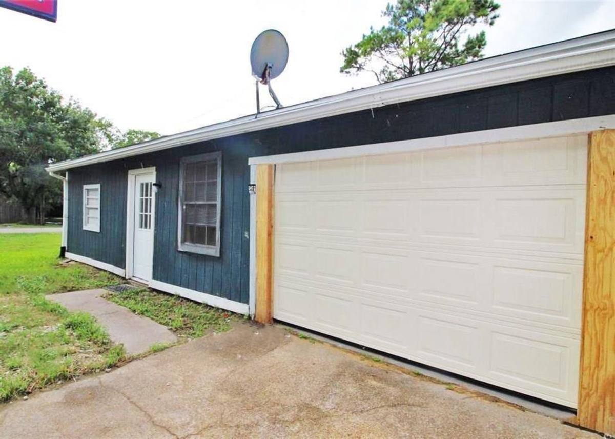 Apartment for rent at 2460 W Shane St #1, Alvin, TX 77511