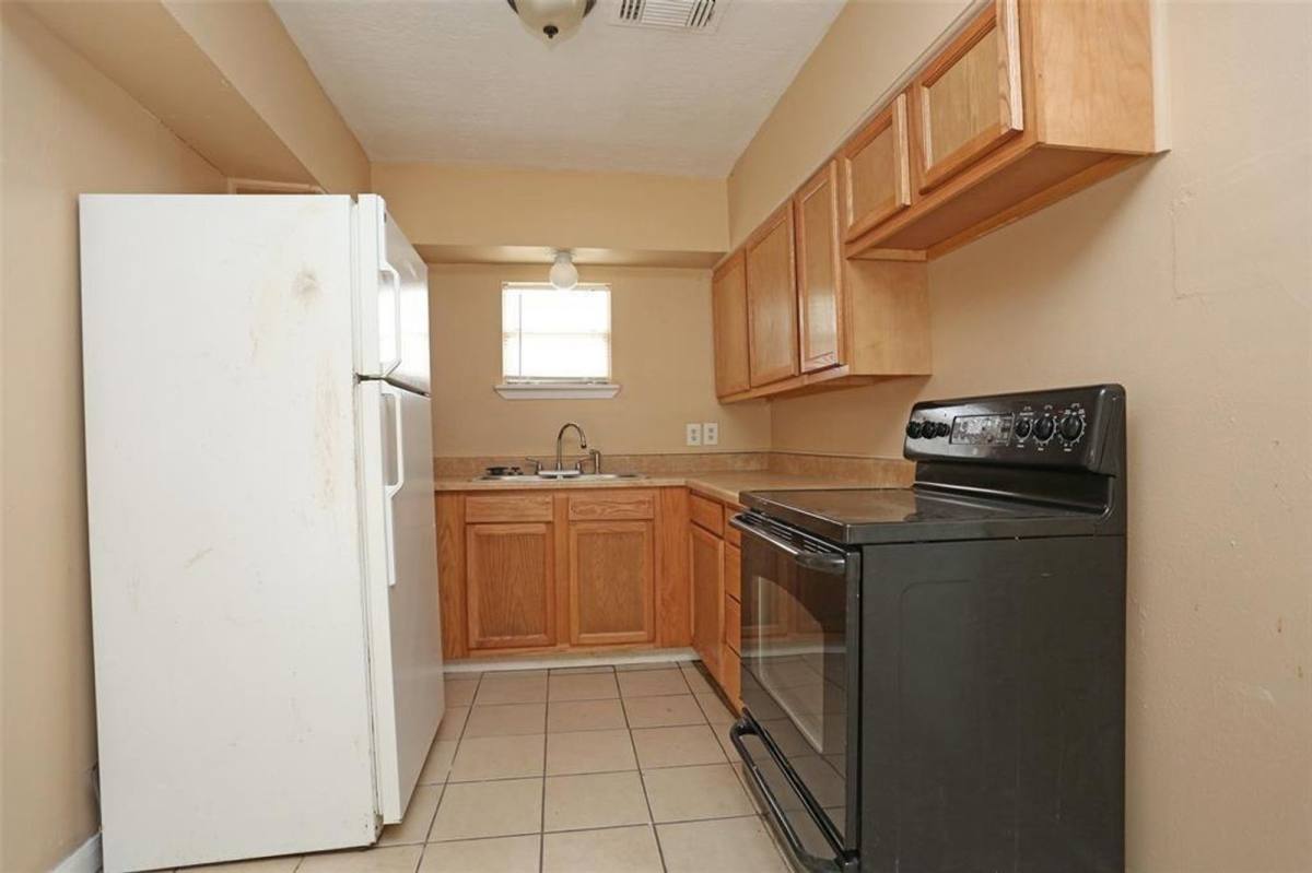 Apartment for rent at 2460 W Shane St #1, Alvin, TX 77511