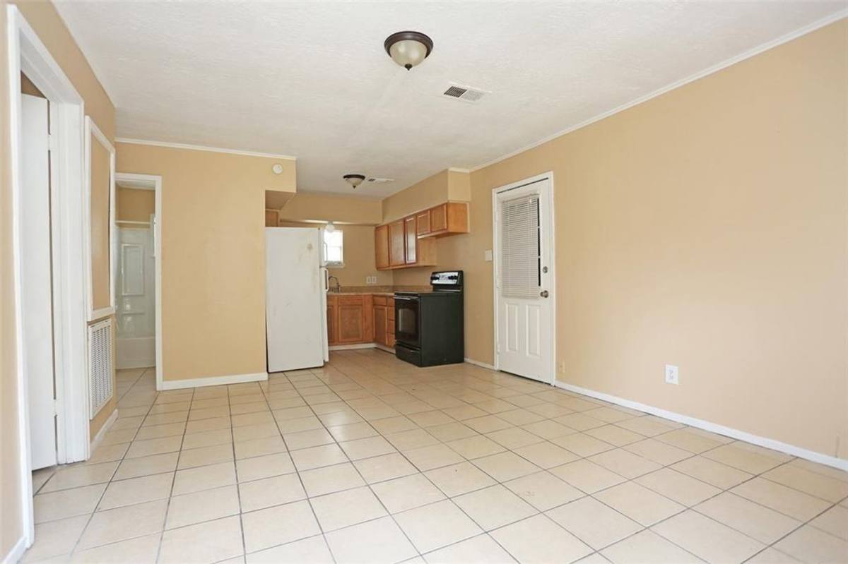 Apartment for rent at 2460 W Shane St #1, Alvin, TX 77511