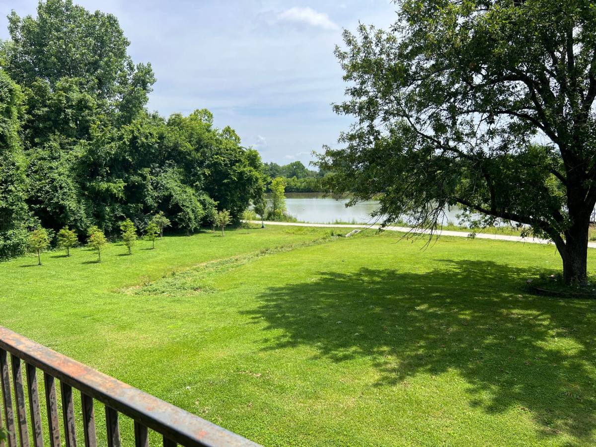 Apartment for rent at 119 Sanders Ferry Rd, Hendersonville, TN 37075