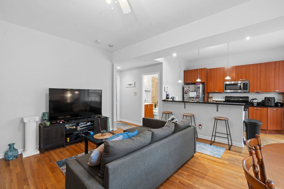 Condo for rent at 1308 W N Shore Ave, Chicago, IL 60626