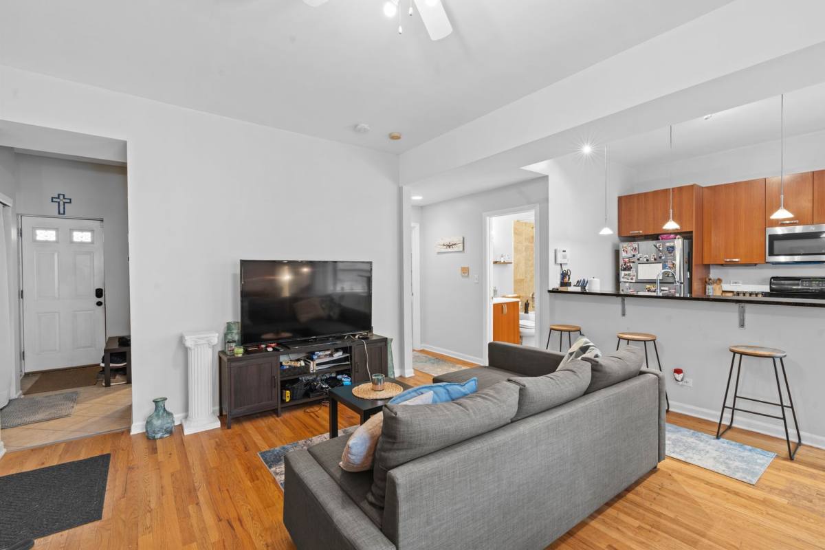 Condo for rent at 1308 W N Shore Ave, Chicago, IL 60626