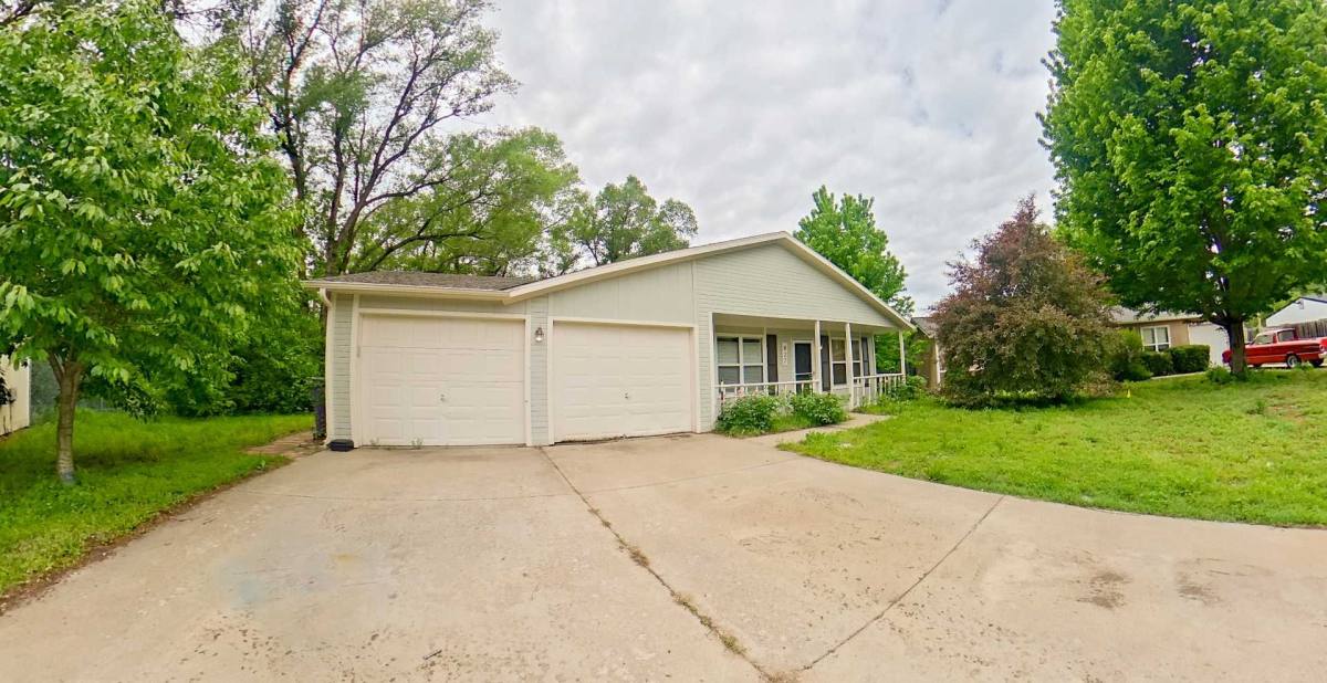 House for rent at 827 Glenstone Circle, Manhattan, KS 66502