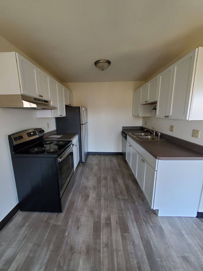 Apartment for rent at 1371 Sunnyridge Rd, Pewaukee, WI 53072