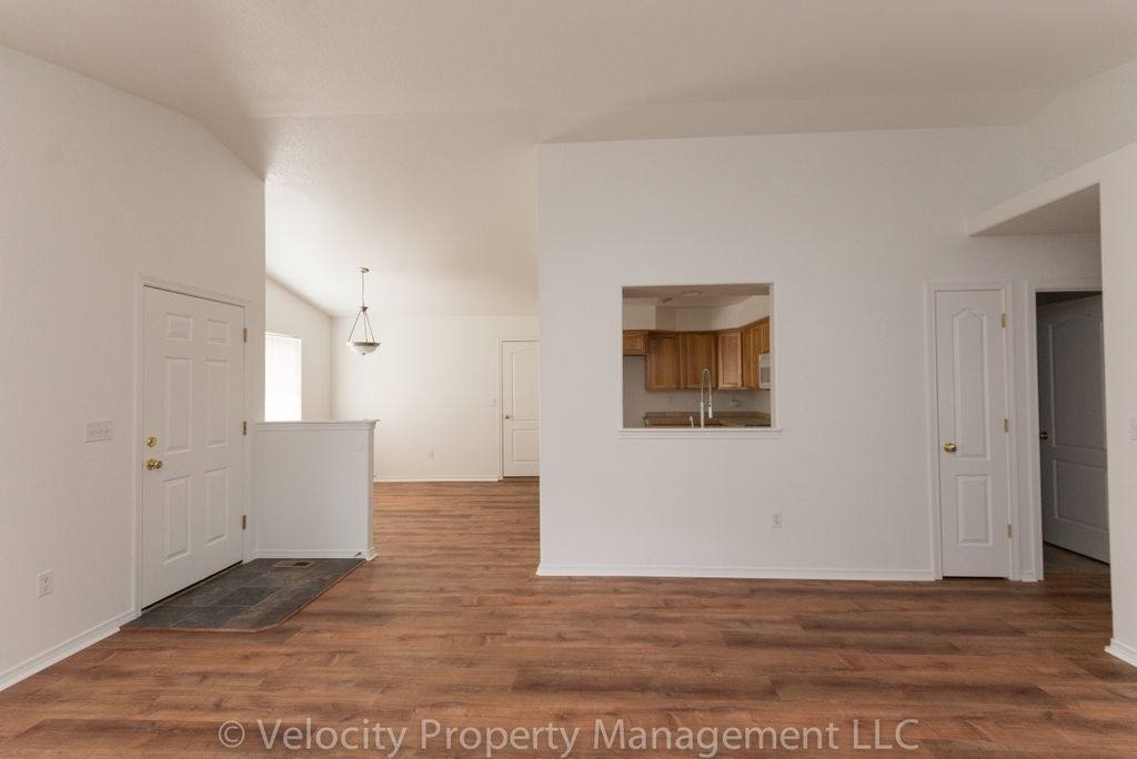 House for rent at 2505 NE 7th Lane, Redmond, OR 97756
