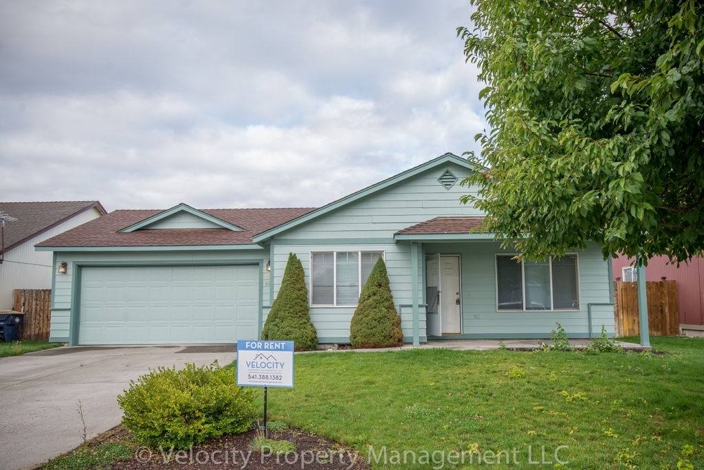 House for rent at 2505 NE 7th Lane, Redmond, OR 97756