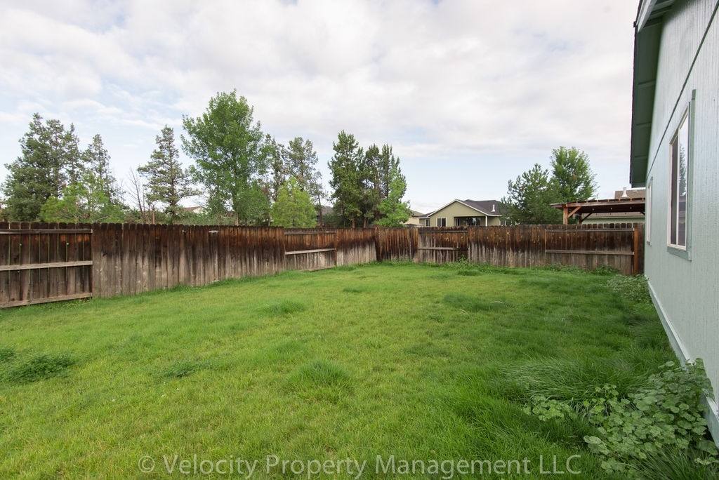 House for rent at 2505 NE 7th Lane, Redmond, OR 97756