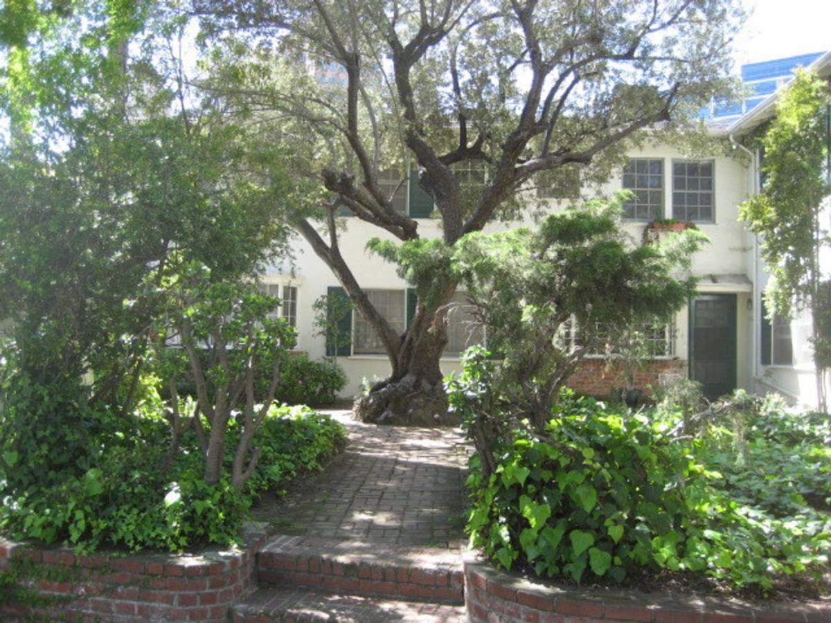 Apartment for rent at 1000-1004 Tiverton Ave 10844-52 Weyburn, Los Angeles, CA 90024