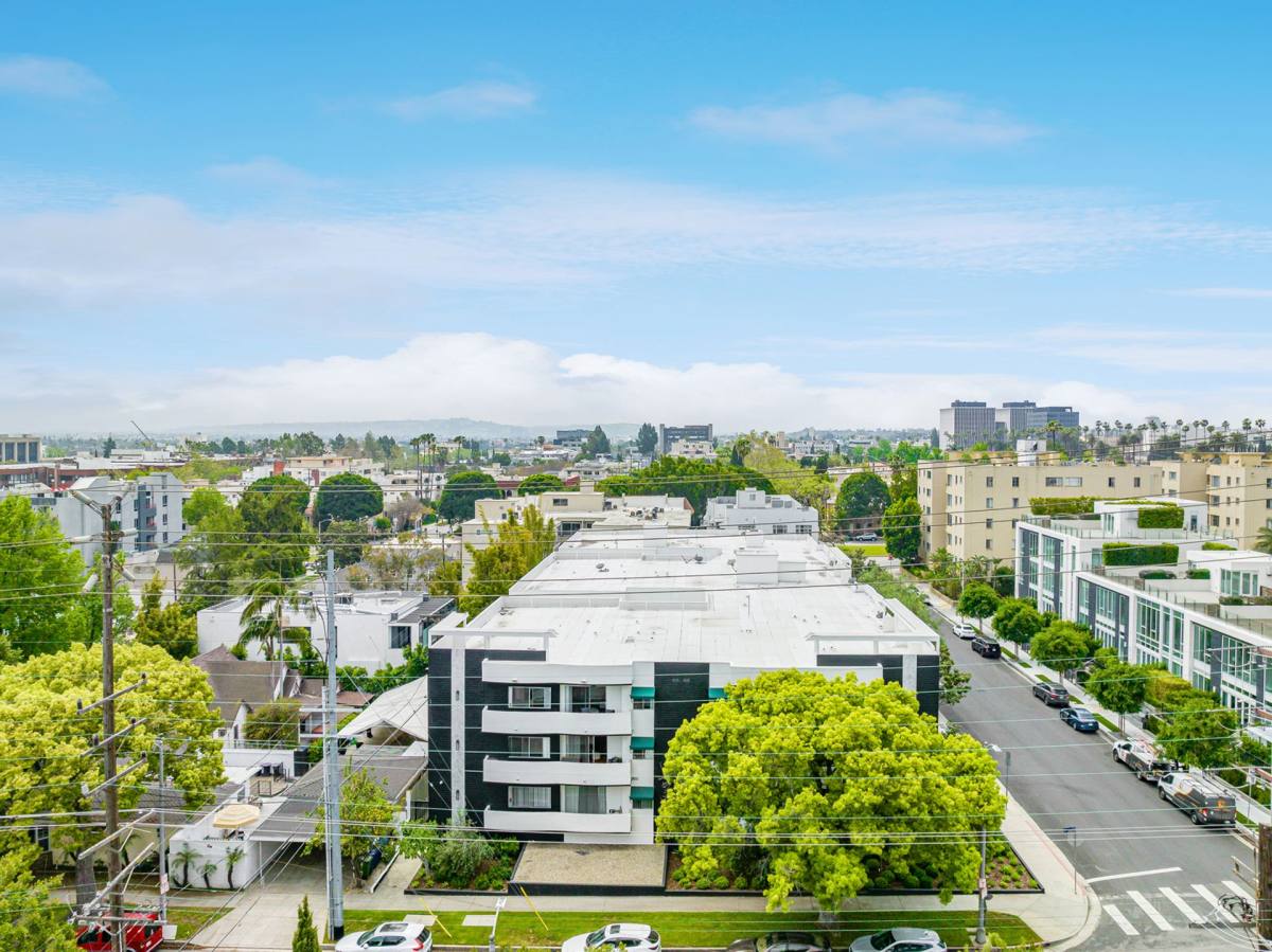 Apartment for rent at 310 S Almont Dr, Los Angeles, CA 90048