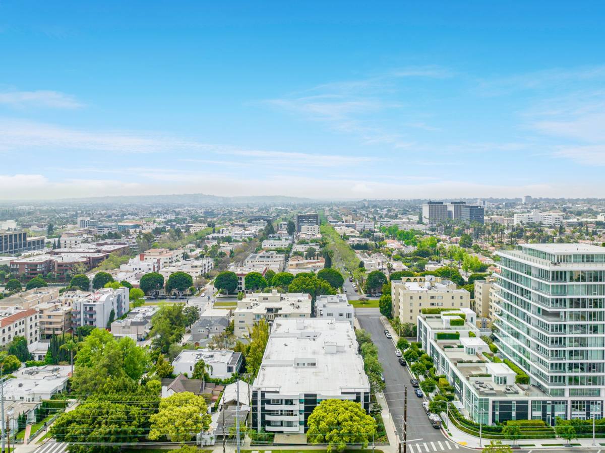Apartment for rent at 310 S Almont Dr, Los Angeles, CA 90048