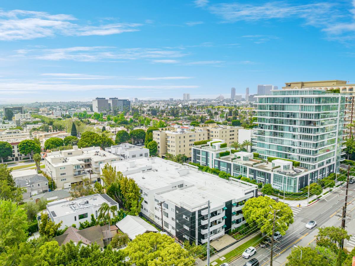 Apartment for rent at 310 S Almont Dr, Los Angeles, CA 90048